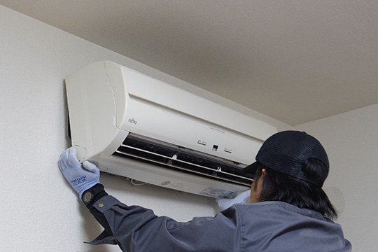室内機の取り外し作業風景