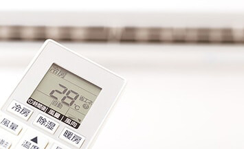 クーラーの試運転をする様子