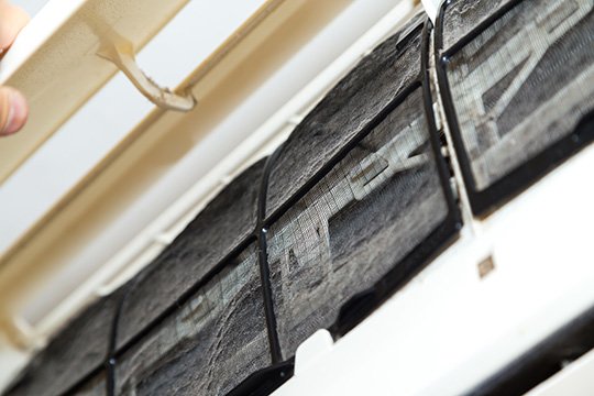 エアコンクリーニングの作業風景