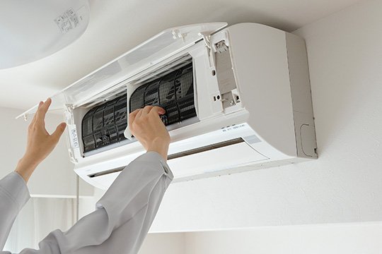 エアコン取り外し工事の作業風景