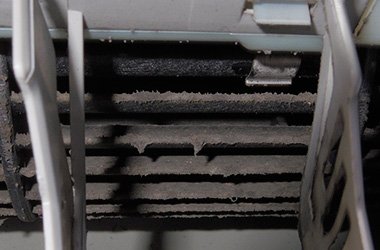 クリーニング前のルームエアコンの吹き出し口