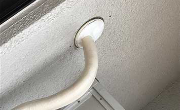 パテで埋められた壁の穴