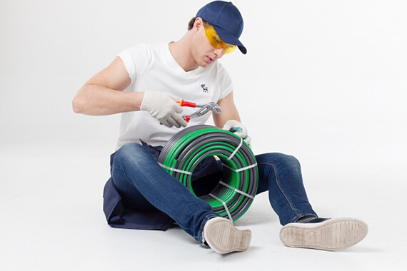 ドレンホースを切断するエアコン工事業者