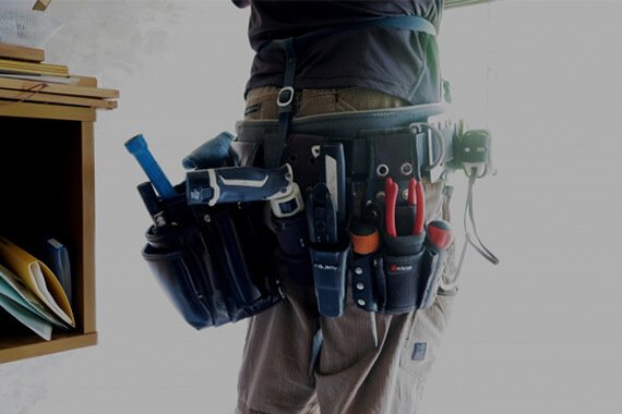 工具を腰から下げてポンプダウン作業を行う人